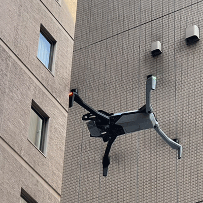 ビルの合間でドローン点検